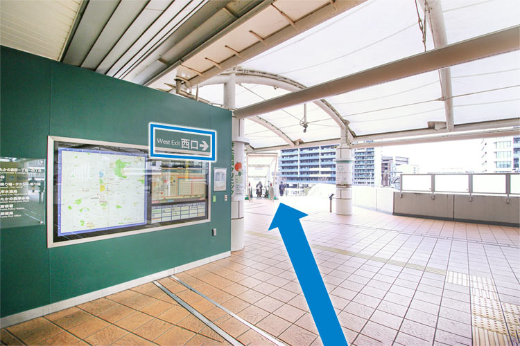 「流山おおたかの森駅」西口へ向かいます