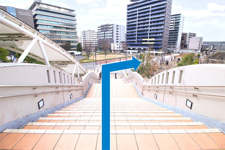 階段を下り、右手へ