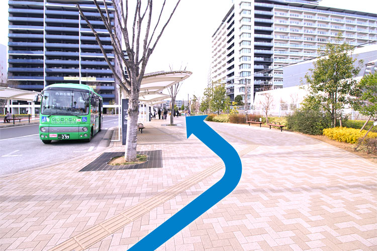 道なりに進みます