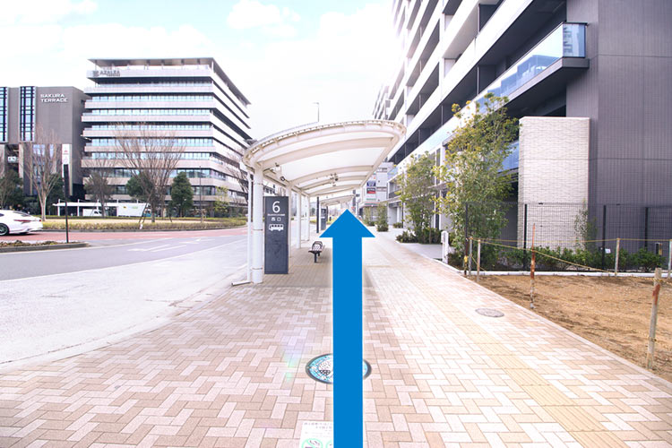 道なりに進みます